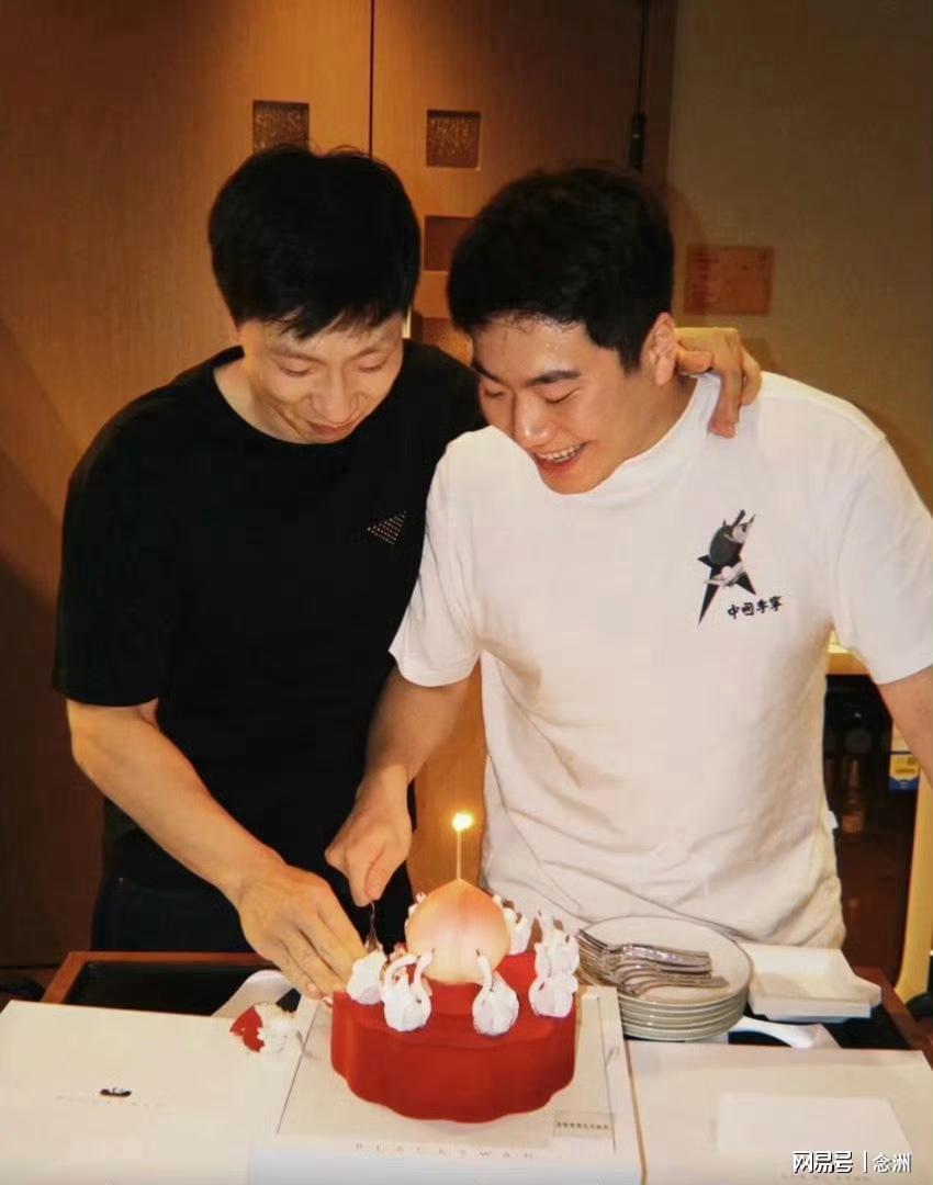 马龙梁靖崑同一天过生日！往对方脸上抹奶油 王楚钦站C位搂着俩哥哥